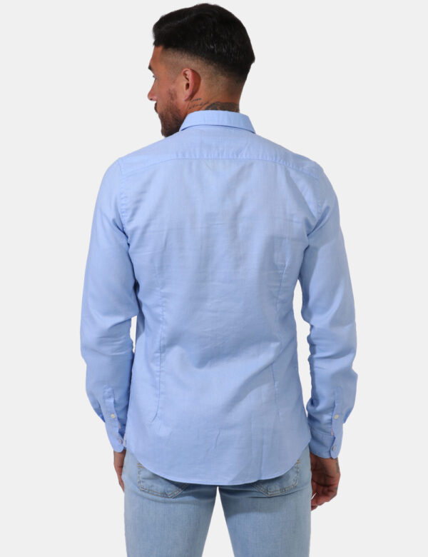 Camicia Fred Mello Azzurro - Camicia classica su trama lavorata in azzurro chiaro e bianco. La vestibilità è morbida e prati