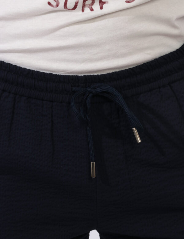 Pantaloni Fred Mello Blu - Pantaloni su trama lavorata in total blu navy. Presenti tasche a taglio trasversale sul fronte pi