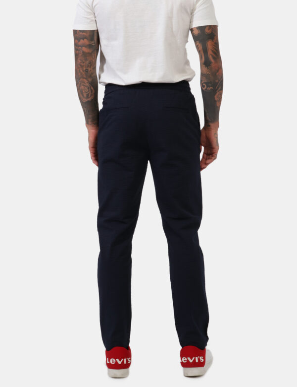 Pantaloni Fred Mello Blu - Pantaloni su trama lavorata in total blu navy. Presenti tasche a taglio trasversale sul fronte pi