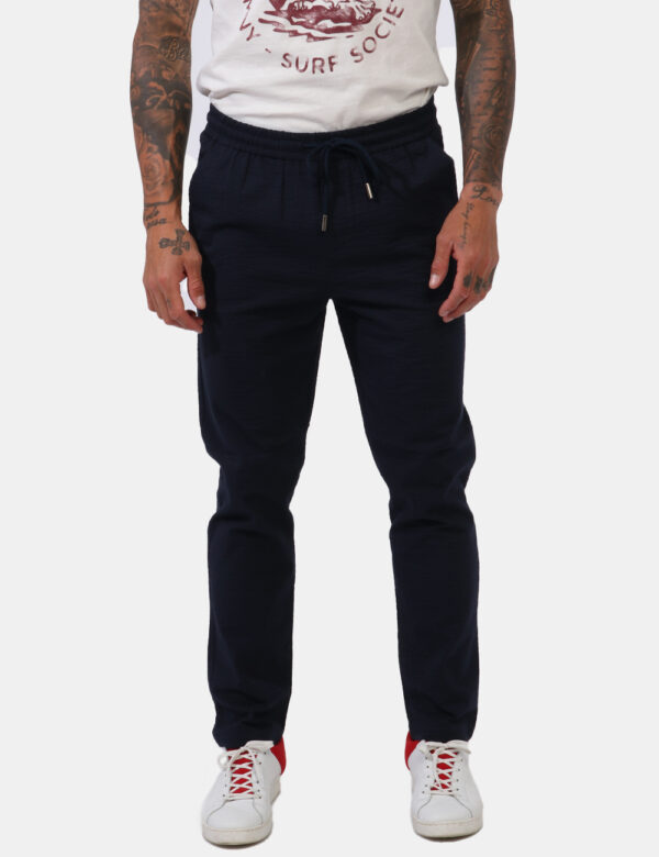 Pantaloni Fred Mello Blu - Pantaloni su trama lavorata in total blu navy. Presenti tasche a taglio trasversale sul fronte pi