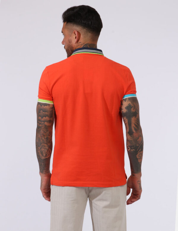Polo Fred Mello Arancione - Polo su base arancione con logo brand ricamato blu ad altezza cuore. Presente colletto alla pete