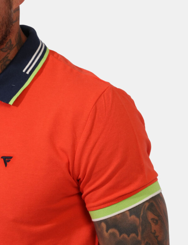 Polo Fred Mello Arancione - Polo su base arancione con logo brand ricamato blu ad altezza cuore. Presente colletto alla pete