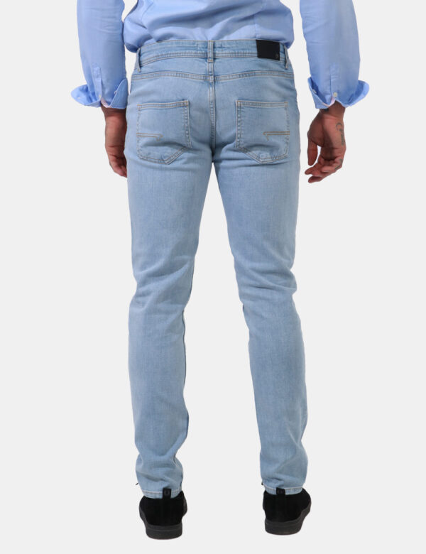 Jeans Fred Mello Jeans - Jeans in total blu denim light con tasche sagomate sul fronte e tasche a toppa sul retro. La vestib