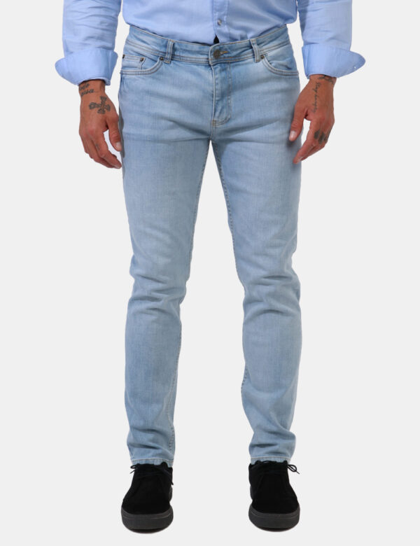 Jeans Fred Mello Jeans - Jeans in total blu denim light con tasche sagomate sul fronte e tasche a toppa sul retro. La vestib