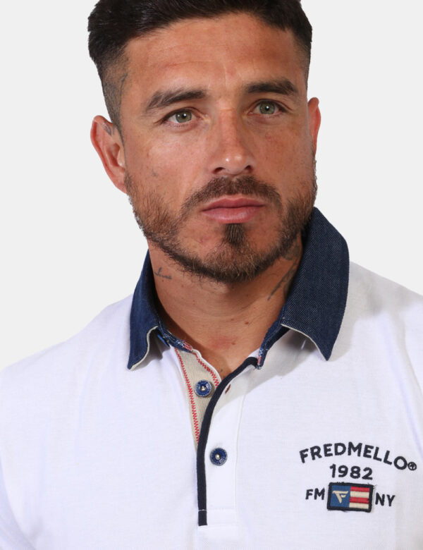 Polo Fred Mello Bianco - Polo su base bianca con logo brand ricamato blu ad altezza cuore . Presente colletto alla peter pan