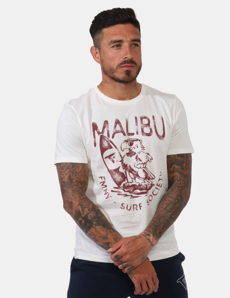 T-shirt Fred Mello Bianco - T-shirt su base bianca con stampa 'Malibu' in bordeaux. La vestibilità è morbida e regolare. La