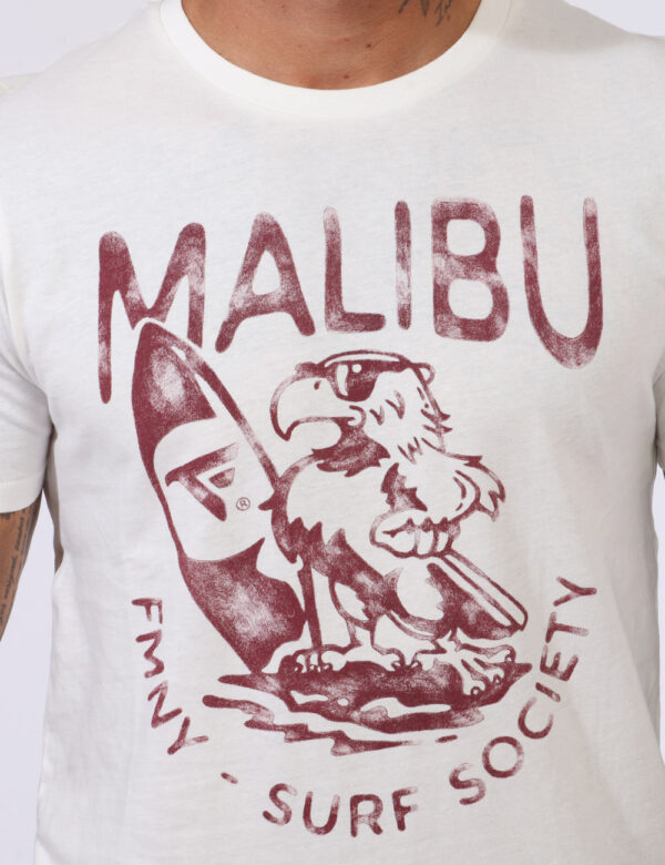T-shirt Fred Mello Bianco - T-shirt su base bianca con stampa 'Malibu' in bordeaux. La vestibilità è morbida e regolare. La