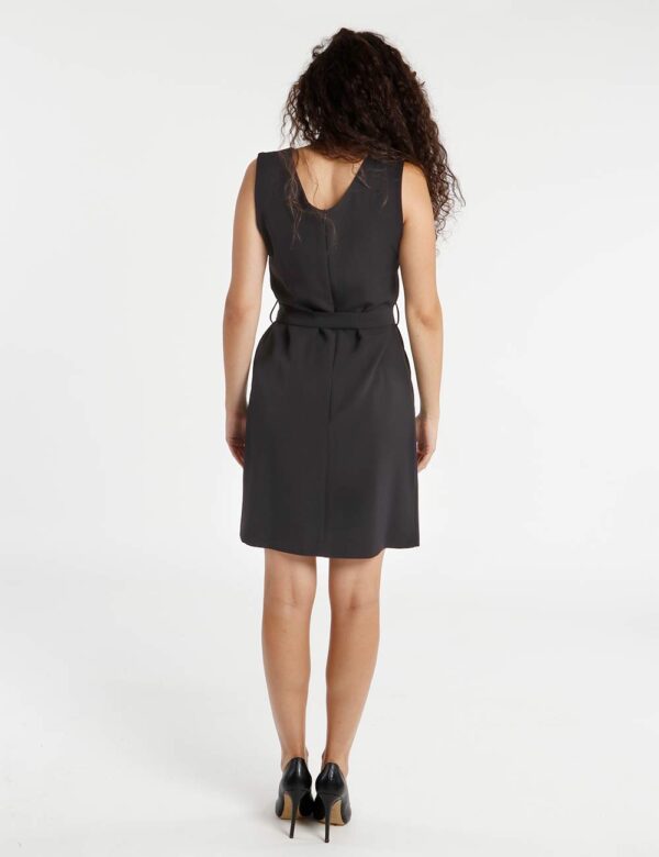 Vestito Vougue smanicato - La modella indossa la taglia S ed è alta 175 cm e la vestibilità è regolareIndispensabile avere n