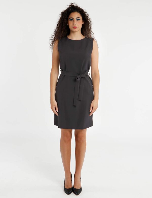 Vestito Vougue smanicato - La modella indossa la taglia S ed è alta 175 cm e la vestibilità è regolareIndispensabile avere n