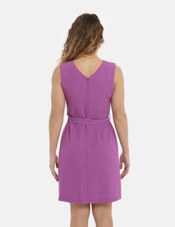 Vestito Vougue ciclamino - COMPOSIZIONE E VESTIBILITÀ:96% poliestere 4% elastaneLa modella è alta 170 cm e indossa la taglia