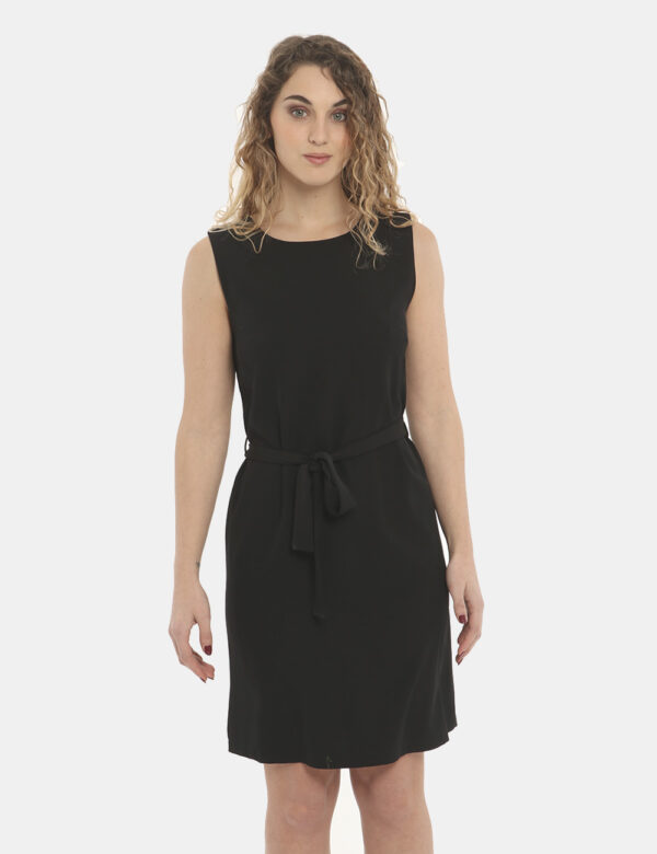 Vestito Vougue nero - COMPOSIZIONE E VESTIBILITÀ:96% poliestere 4% elastaneLa modella è alta 170 cm e indossa la taglia S. L