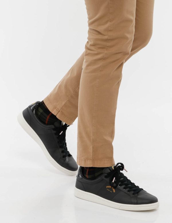 Sneaker Fred Perry in pelle - tomaia in pelle e suola in gommaIl modello calza il numero 9.5 e la calzata è regolareUna scar