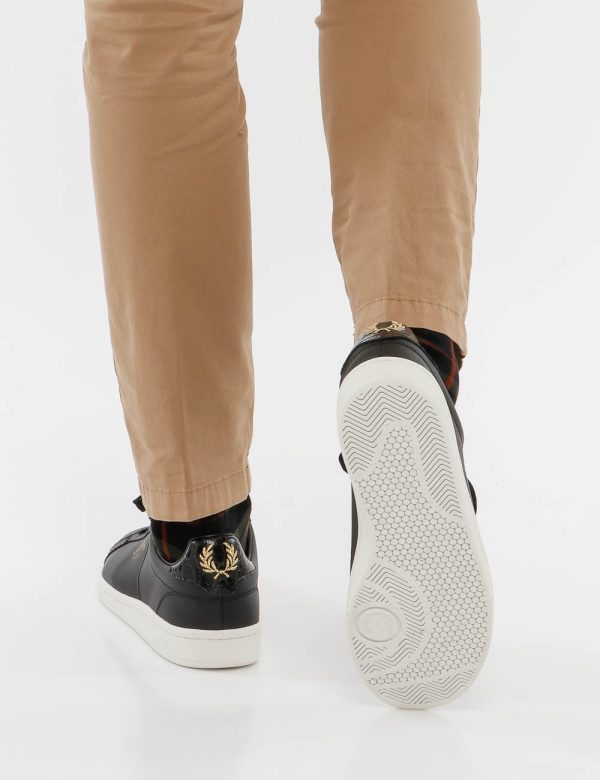 Sneaker Fred Perry in pelle - tomaia in pelle e suola in gommaIl modello calza il numero 9.5 e la calzata è regolareUna scar