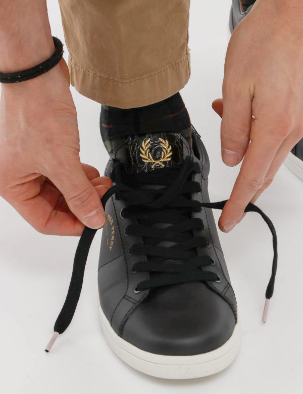 Sneaker Fred Perry in pelle - tomaia in pelle e suola in gommaIl modello calza il numero 9.5 e la calzata è regolareUna scar