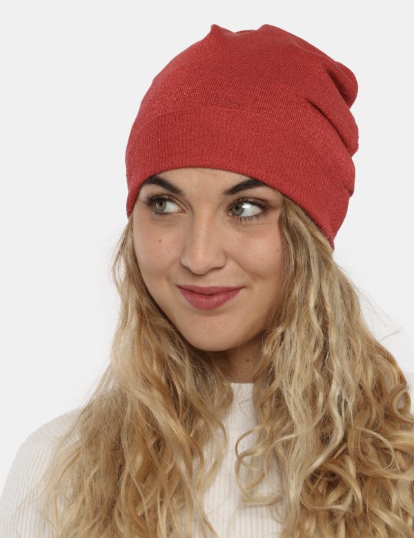 Cappello Fracomina rosso lurex - COMPOSIZIONE E VESTIBILITÀ:65% Viscosa 15% poliamide 20% Fibra metallicaCONSIGLI DI STILE:C