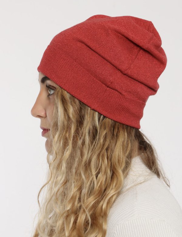 Cappello Fracomina rosso lurex - COMPOSIZIONE E VESTIBILITÀ:65% Viscosa 15% poliamide 20% Fibra metallicaCONSIGLI DI STILE:C