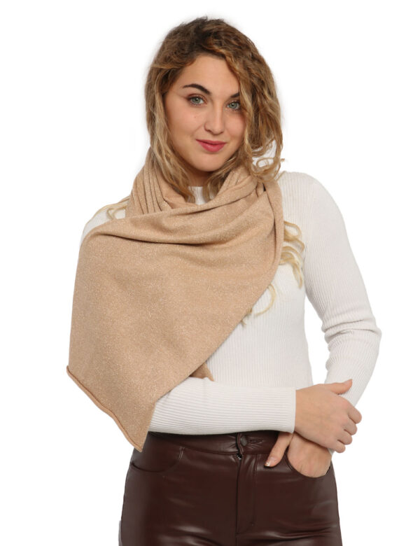 Sciarpa Fracomina beige lurex - COMPOSIZIONE E VESTIBILITÀ:65% Viscosa 15% poliamide 20% Fibra metallicaCONSIGLI DI STILE:Am