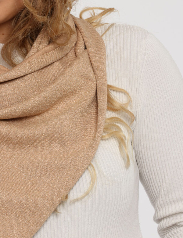 Sciarpa Fracomina beige lurex - COMPOSIZIONE E VESTIBILITÀ:65% Viscosa 15% poliamide 20% Fibra metallicaCONSIGLI DI STILE:Am