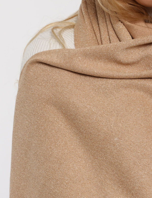 Sciarpa Fracomina beige lurex - COMPOSIZIONE E VESTIBILITÀ:65% Viscosa 15% poliamide 20% Fibra metallicaCONSIGLI DI STILE:Am
