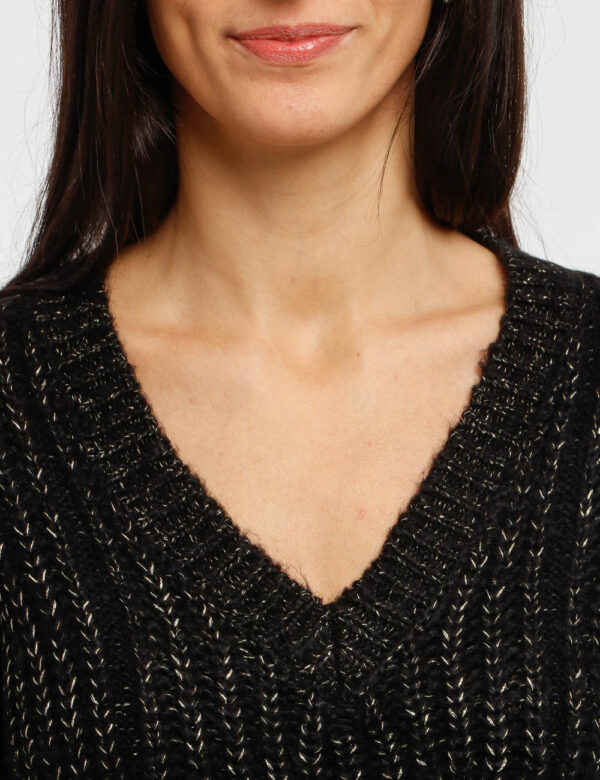 Maglione Fracomina a maglia larga - 92% acrilico 8% fibra metallicaLa modella indossa la taglia S ed è alta 178 cm e la vest