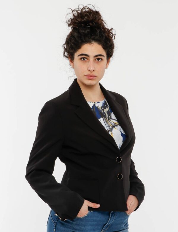 Blazer Fracomina con bottoni piatti - tessuto 1: 89% poliestere 11% elastina - tessuto 2: 97% poliestere 3% elastinaLa model