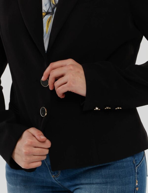Blazer Fracomina con bottoni piatti - tessuto 1: 89% poliestere 11% elastina - tessuto 2: 97% poliestere 3% elastinaLa model