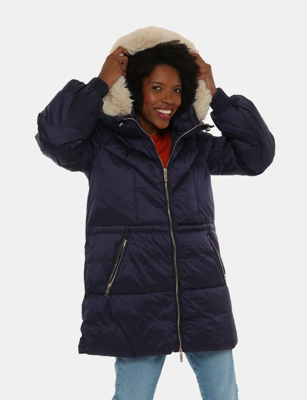 Piumino Fracomina lungo con cappuccio - 100% nylonLa modella indossa la taglia S e la vestibilità del capo è regolare. Spall