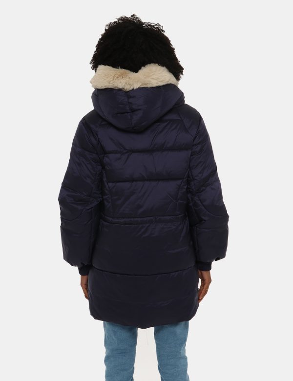 Piumino Fracomina lungo con cappuccio - 100% nylonLa modella indossa la taglia S e la vestibilità del capo è regolare. Spall