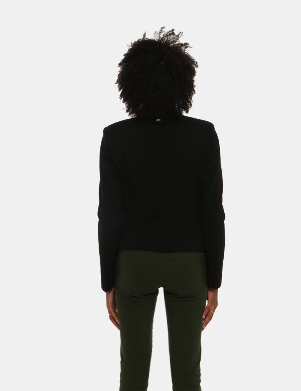 Blazer Fracomina corto - 68% viscosa 27% poliammide 5% elastan La modella indossa la taglia S e la vestibilità del capo è re
