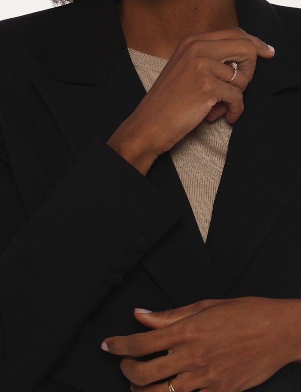 Blazer Fracomina corto - 68% viscosa 27% poliammide 5% elastan La modella indossa la taglia S e la vestibilità del capo è re