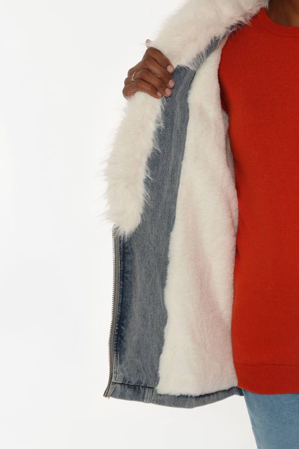 Giacca Fracomina in jeans con inserti in ecopelliccia - 100% cotone fodera 100% poliestereLa modella indossa la taglia S e l