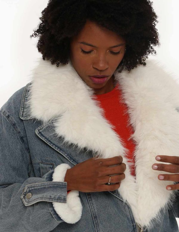 Giacca Fracomina in jeans con inserti in ecopelliccia - 100% cotone fodera 100% poliestereLa modella indossa la taglia S e l