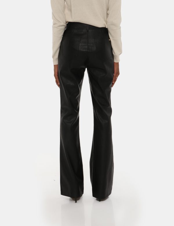 Pantalone Fracomina in ecopelle - 50% poliestere 50% poliuretanoLa modella indossa la taglia S e la vestibilità del capo è r