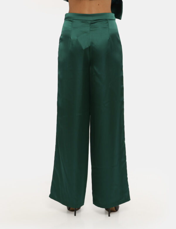 Pantaloni Fracomina verde - COMPOSIZIONE E VESTIBILITÀ:98% poliestere 2% elastaneLa modella è alta 170 cm e indossa la tagli