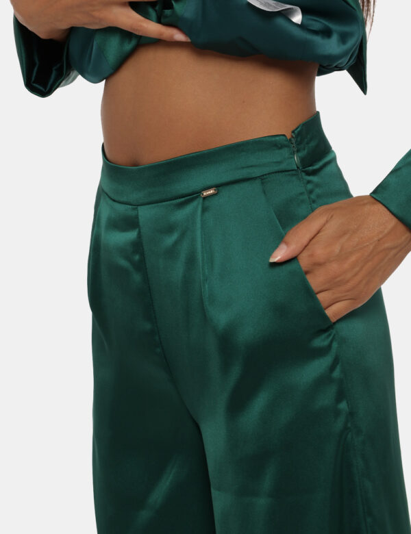 Pantaloni Fracomina verde - COMPOSIZIONE E VESTIBILITÀ:98% poliestere 2% elastaneLa modella è alta 170 cm e indossa la tagli