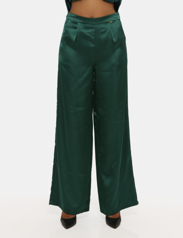 Pantaloni Fracomina verde - COMPOSIZIONE E VESTIBILITÀ:98% poliestere 2% elastaneLa modella è alta 170 cm e indossa la tagli
