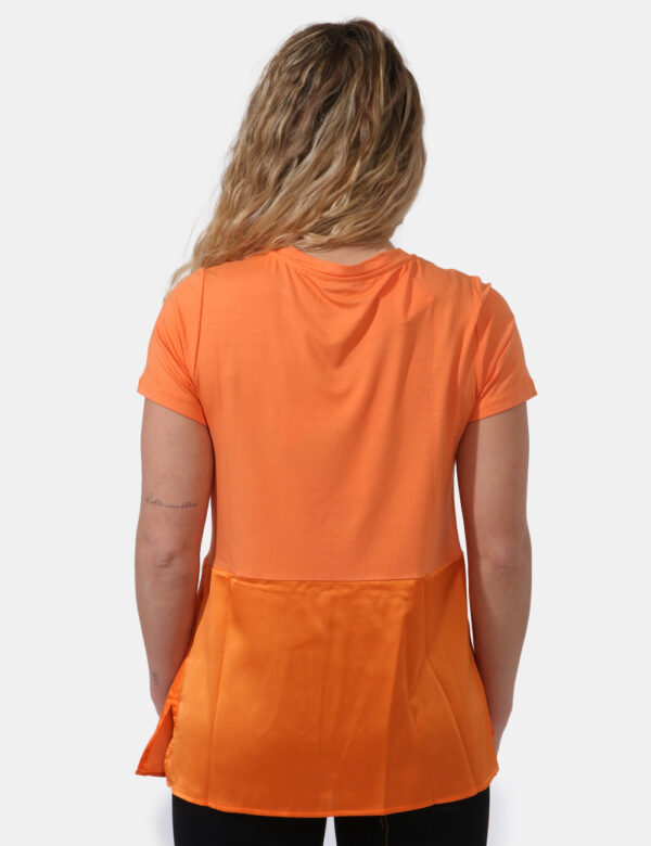T-shirt Caractere Arancione - T-shirt classica in total arancione con banda nella parte inferiore in simil raso. La vestibil