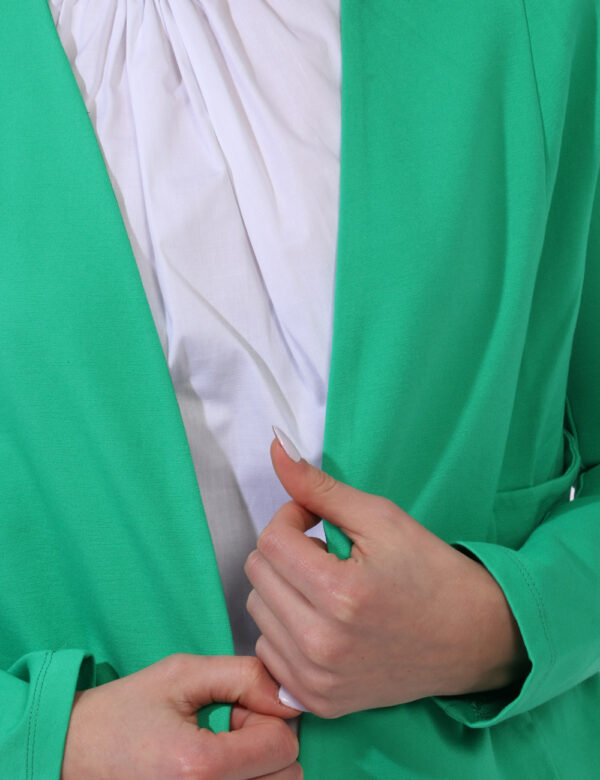 Blazer Caractere Verde - Blazer in tessuto spesso ed in total verde foresta. Presenti tasche a toppa. La vestibilità è morbi