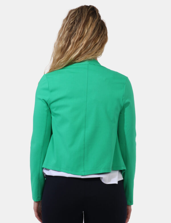 Blazer Caractere Verde - Blazer in tessuto spesso ed in total verde foresta. Presenti tasche a toppa. La vestibilità è morbi