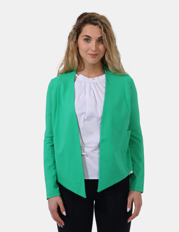 Blazer Caractere Verde - Blazer in tessuto spesso ed in total verde foresta. Presenti tasche a toppa. La vestibilità è morbi