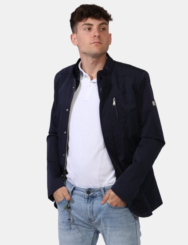 Giacca Yes Zee Blu - Giacca impermeabile in total blu navy. Presenti tasche a toppa con linguetta più tasche interne. La ves