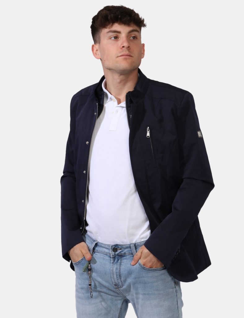 Giacca Yes Zee Blu - Giacca impermeabile in total blu navy. Presenti tasche a toppa con linguetta più tasche interne. La ves