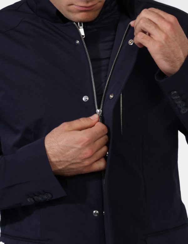 Giacca Yes Zee Blu - Giacca impermeabile in total blu navy. Presenti tasche a toppa con linguetta più tasche interne. La ves