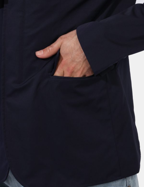 Giacca Yes Zee Blu - Giacca impermeabile in total blu navy. Presenti tasche a toppa con linguetta più tasche interne. La ves