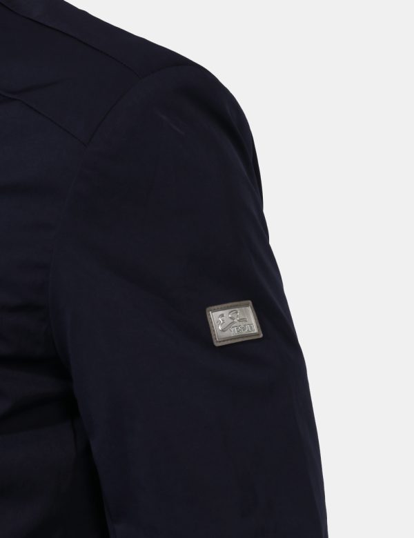 Giacca Yes Zee Blu - Giacca impermeabile in total blu navy. Presenti tasche a toppa con linguetta più tasche interne. La ves