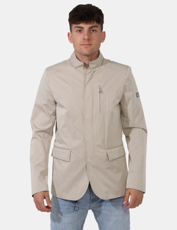 Giacca Yes Zee Beige - Giacca impermeabile in total beige. Presenti tasche a toppa con linguetta più tasche interne. La vest