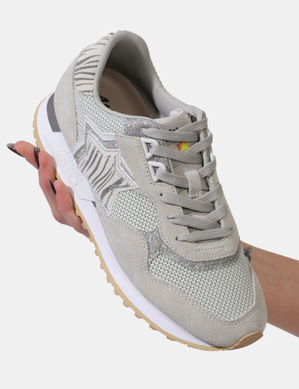 Scarpe Atlantic Stars Grigio - Scarpe sneakers su base grigio chiaro con glitter argentati. Presente logo brand ricamato in
