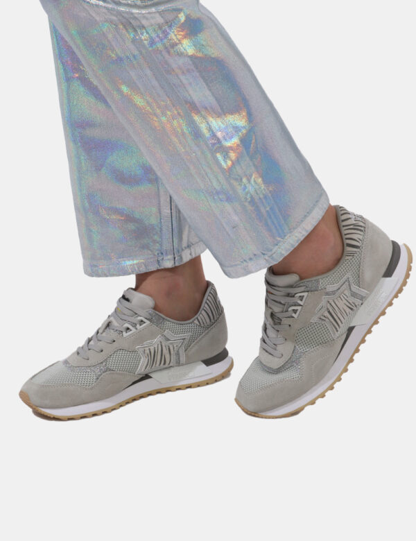 Scarpe Atlantic Stars Grigio - Scarpe sneakers su base grigio chiaro con glitter argentati. Presente logo brand ricamato in