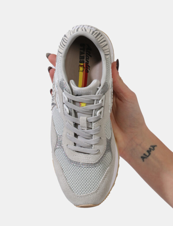 Scarpe Atlantic Stars Grigio - Scarpe sneakers su base grigio chiaro con glitter argentati. Presente logo brand ricamato in