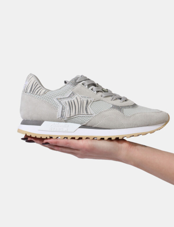 Scarpe Atlantic Stars Grigio - Scarpe sneakers su base grigio chiaro con glitter argentati. Presente logo brand ricamato in